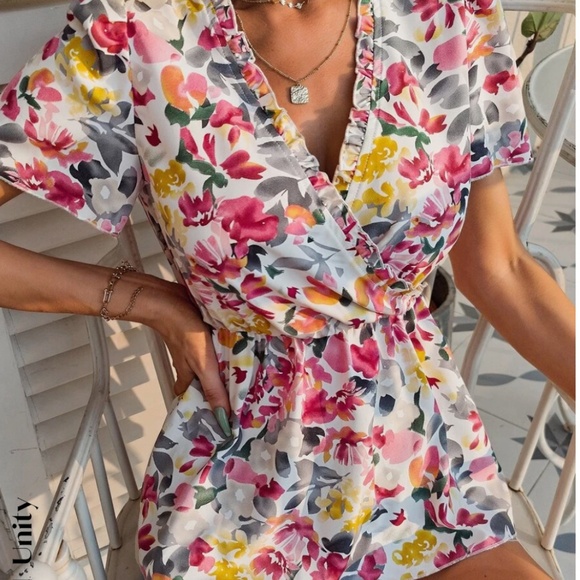 Beautiful floral blouse - Picture 1 of 6